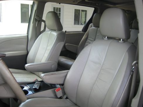 Used 2011 Toyota Sienna Limited image 19