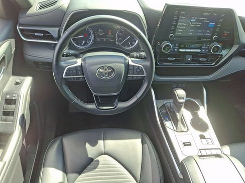 Used 2022 Toyota Highlander XSE FWD image 13