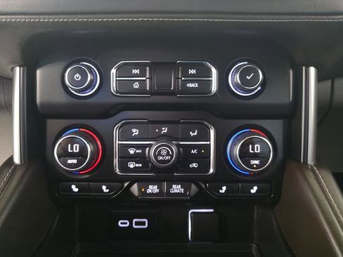 Used 2022 Chevrolet Suburban LT image 19