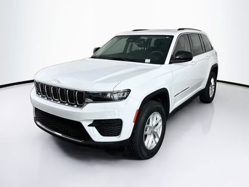 Used 2023 Jeep Grand Cherokee Laredo w/ Luxury Tech Group I AWD/4WD image 3