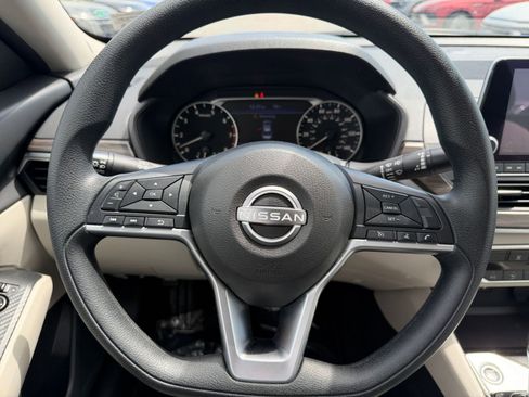 Used 2025 Nissan Altima 2.5 SV image 28