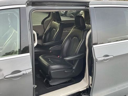 Used 2022 Chrysler Pacifica Touring-L image 11
