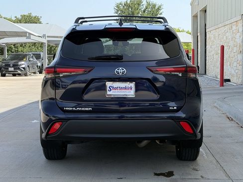 Used 2024 Toyota Highlander XLE FWD image 5