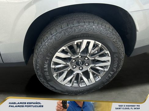 Used 2025 Chevrolet Suburban Z71 image 11