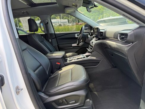 Used 2024 Ford Explorer XLT w/ Equipment Group 202A AWD/4WD image 4