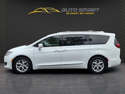 Used 2017 Chrysler Pacifica Touring-L Plus w/ Tire & Wheel Group FWD image 2