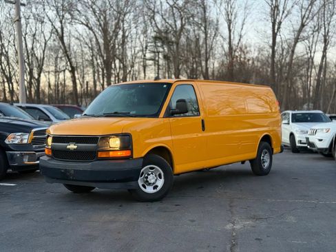 Used 2017 Chevrolet Express 2500 Extended image 2