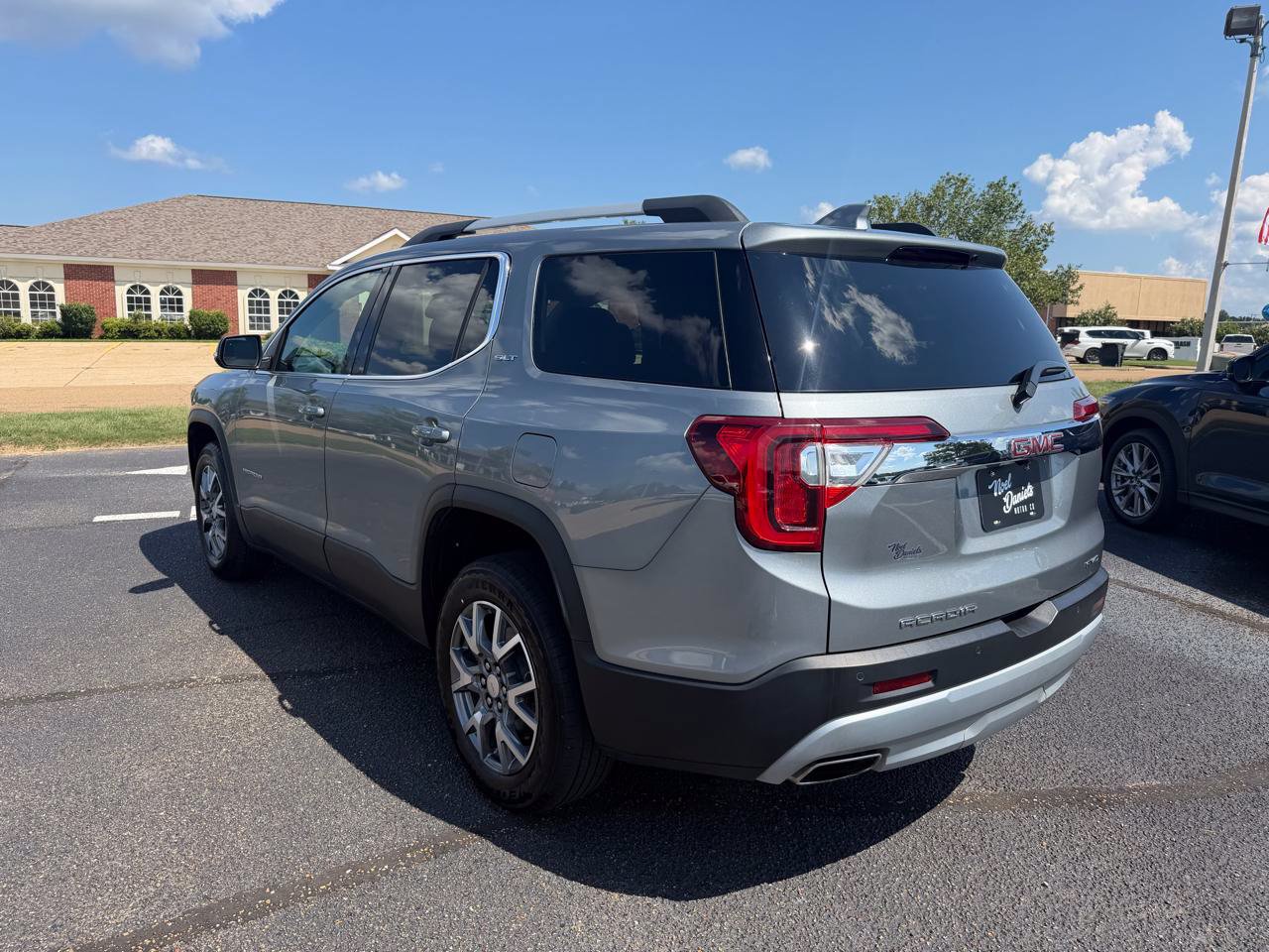 Used 2023 GMC Acadia SLT AWD/4WD image 5
