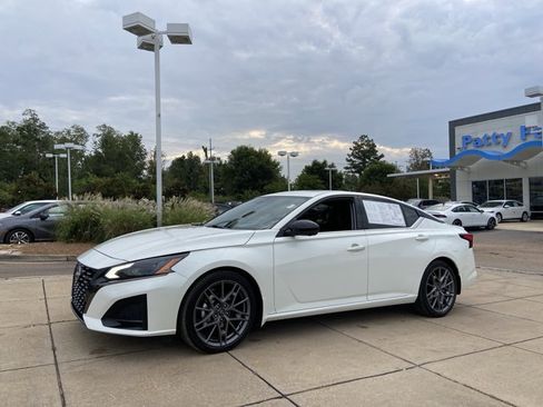 Used 2023 Nissan Altima 2.0 SR FWD image 6