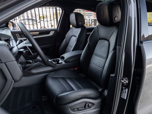 Certified 2026 Porsche Cayenne Coupe image 5