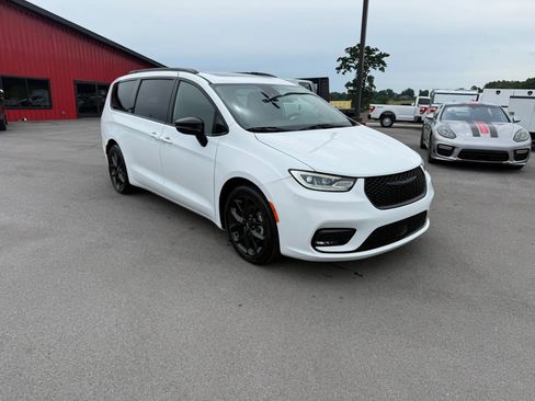 Used 2025 Chrysler Pacifica Limited FWD image 1