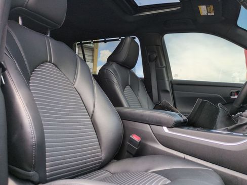 Used 2024 Toyota Highlander XSE FWD image 32