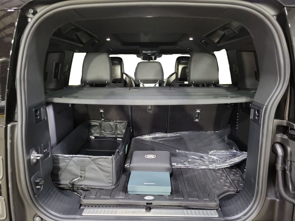 New 2026 Land Rover Defender 110 OCTA AWD/4WD image 28