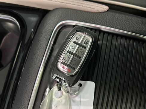 Used 2024 Chrysler Pacifica Limited image 22