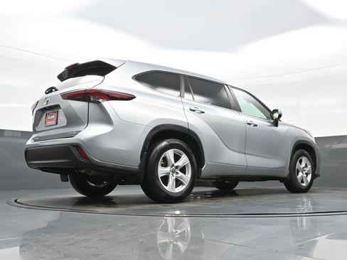 Used 2024 Toyota Highlander LE AWD/4WD image 32