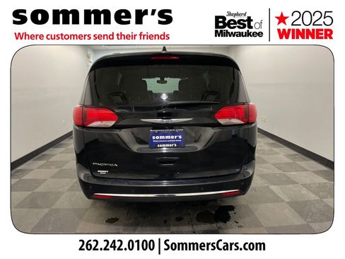 Used 2018 Chrysler Pacifica Touring-L image 4