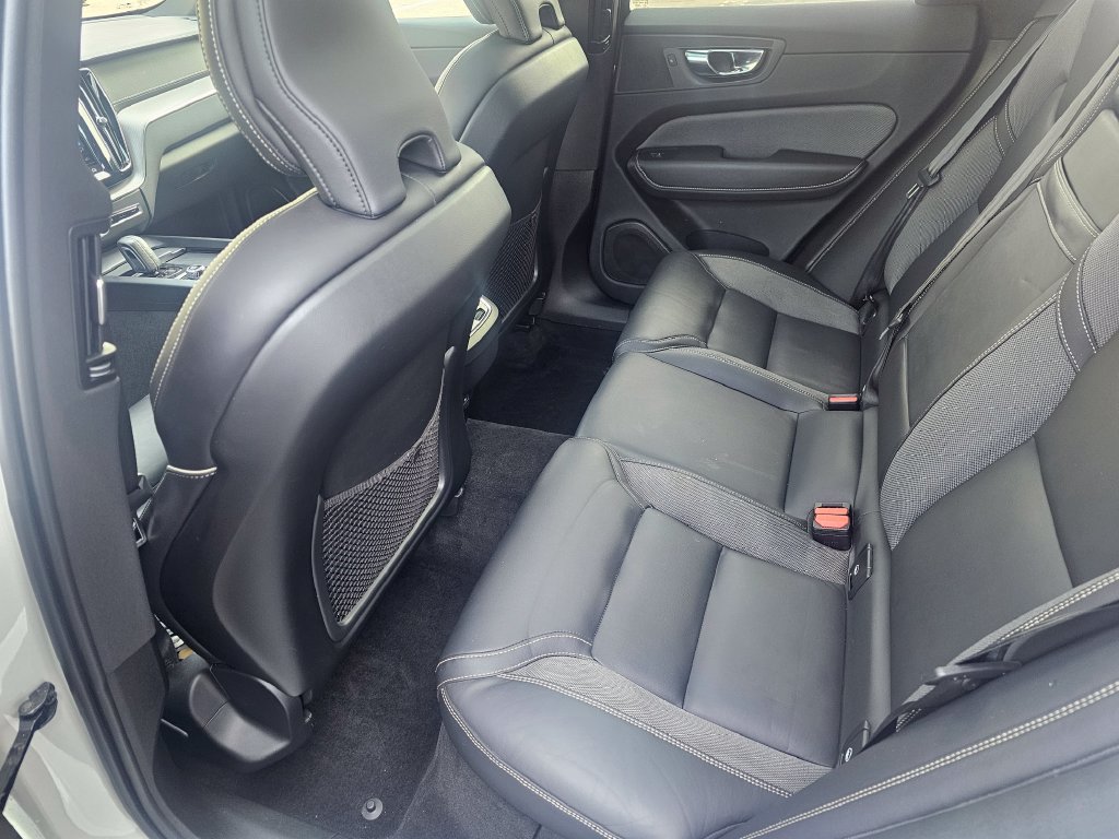 Used 2022 Volvo XC60 B6 R-Design AWD/4WD image 38