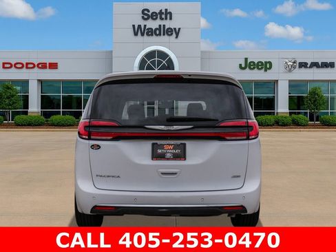 Used 2024 Chrysler Pacifica Touring-L AWD/4WD image 6