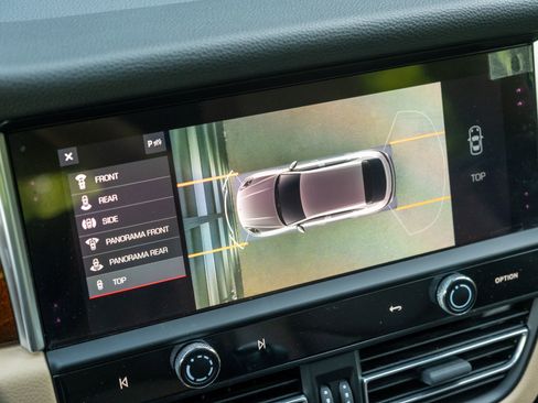 Certified 2022 Porsche Macan AWD/4WD image 28