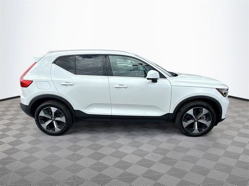 Used 2024 Volvo XC40 B5 Plus image 5