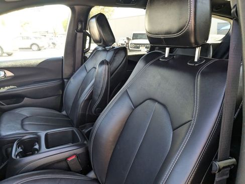 Used 2025 Chrysler Pacifica Select image 13