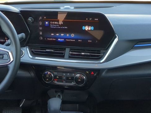 Used 2025 Chevrolet Trax LT w/ LT Convenience Package image 18