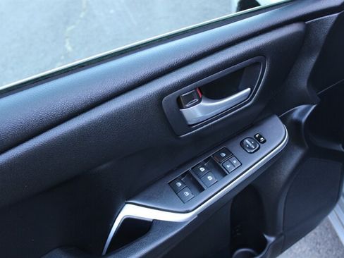 Used 2015 Toyota Camry SE w/ Moonroof Package FWD image 11