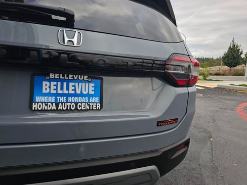 Used 2024 Honda Pilot TrailSport image 18