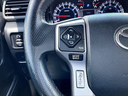 Used 2018 Toyota 4Runner SR5 AWD/4WD image 19