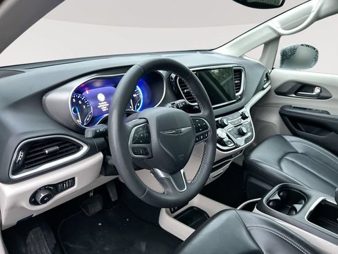 Used 2023 Chrysler Pacifica Touring-L FWD image 14