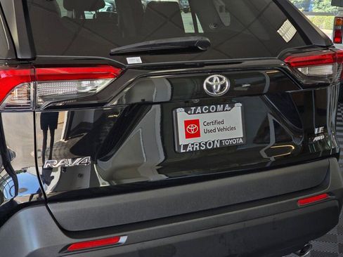 Used 2022 Toyota RAV4 LE AWD/4WD image 11