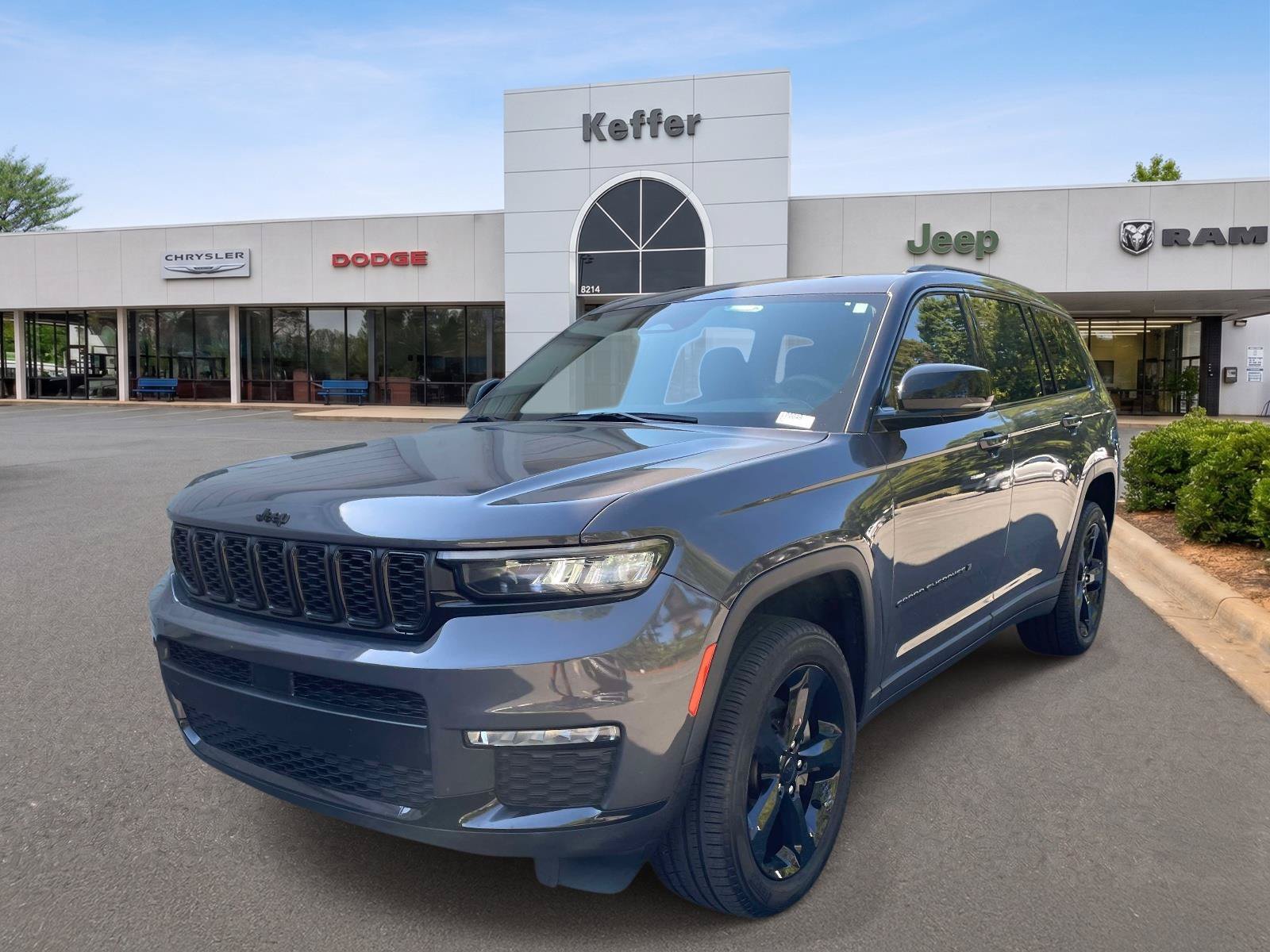 Used 2025 Jeep Grand Cherokee L Limited w/ Black Appearance Package AWD/4WD image 1