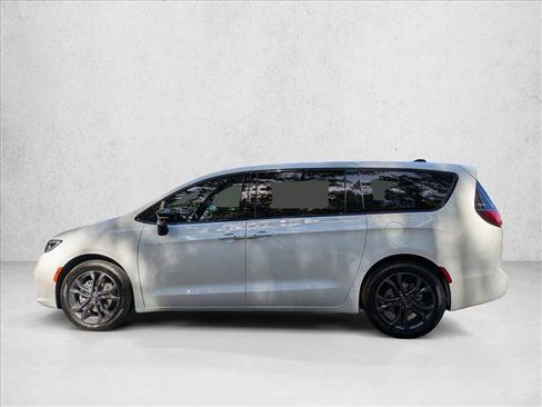 New 2026 Chrysler Pacifica Select image 5