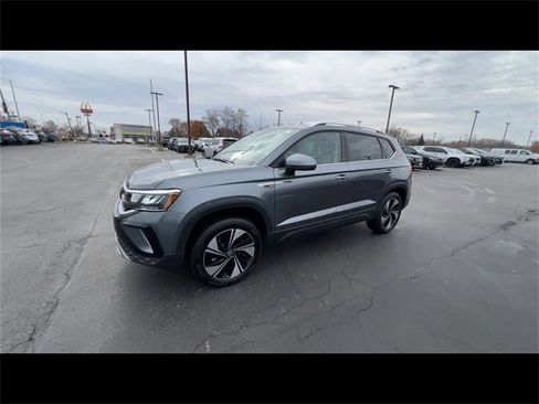 Used 2024 Volkswagen Taos SE image 4