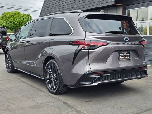 Used 2022 Toyota Sienna XSE FWD image 3