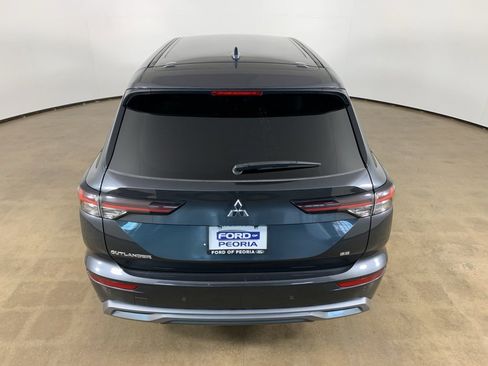 Used 2025 Mitsubishi Outlander SE image 11