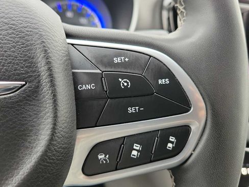 Used 2023 Chrysler Pacifica Touring-L FWD image 23
