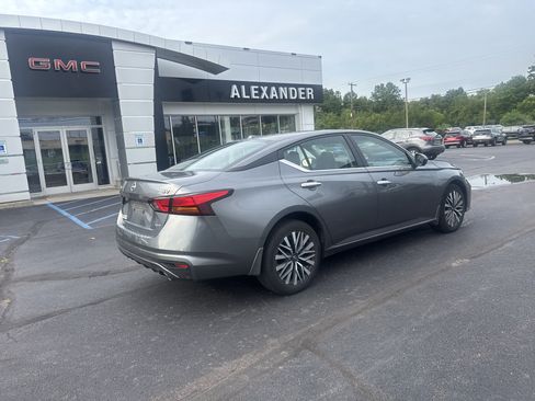 Used 2023 Nissan Altima 2.5 SV w/ SV Premium Package AWD/4WD image 3