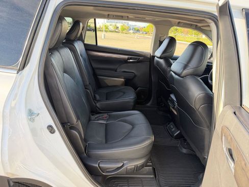 Used 2023 Toyota Highlander Platinum image 18