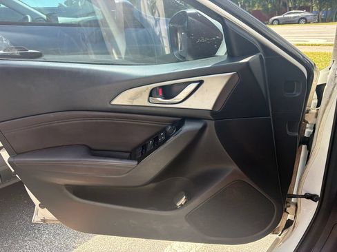Used 2018 MAZDA MAZDA3 Touring FWD image 11