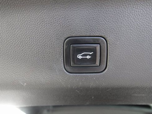 Used 2023 GMC Yukon XL AT4 w/ Technology Package image 18