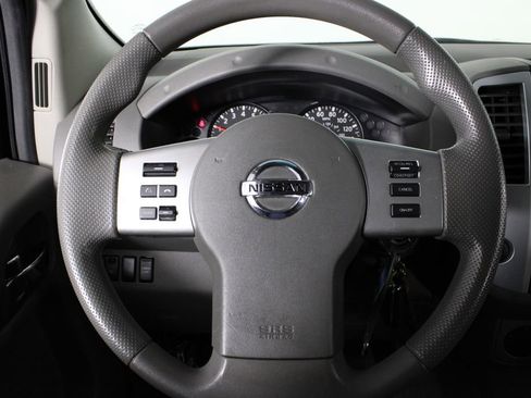 Used 2013 Nissan Frontier SV image 9