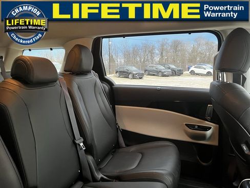 Used 2024 Kia Carnival SX image 33
