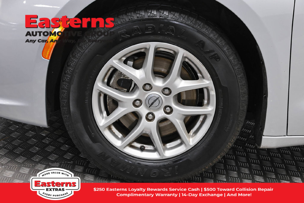 Used 2024 Chrysler Pacifica Touring-L FWD image 32