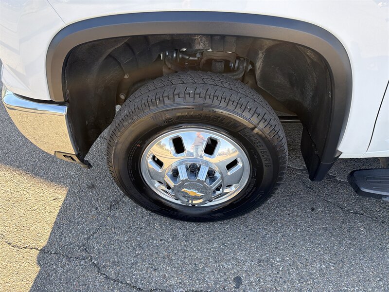 Used 2025 Chevrolet Silverado 3500 LT w/ Safety Package AWD/4WD image 39