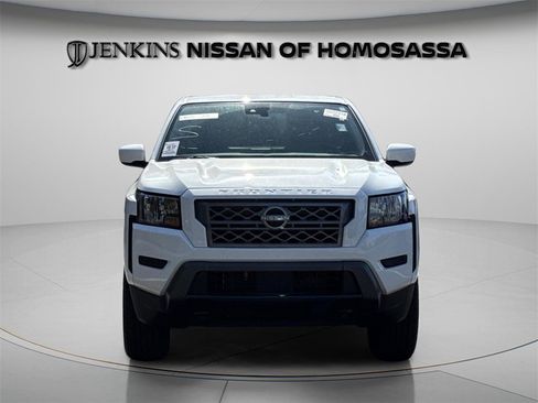 Used 2024 Nissan Frontier SV image 3