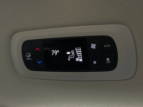 Used 2022 Chrysler Pacifica Touring-L FWD image 6
