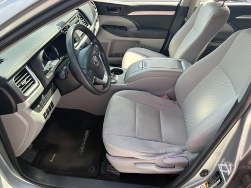 Used 2018 Toyota Highlander LE FWD image 17