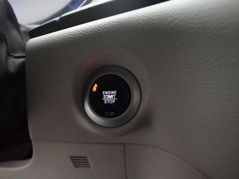 Used 2018 Chrysler Pacifica Touring-L w/ Tire & Wheel Group image 32