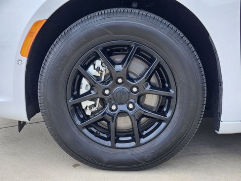 Used 2025 Chrysler Pacifica Select image 12